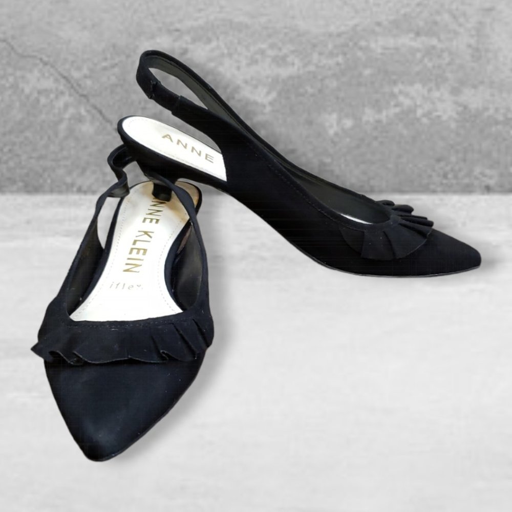 Anne Klein Womens iFlex "Elanore" Black Ruffled Fabric Kitten Heel Pumps, Size 7